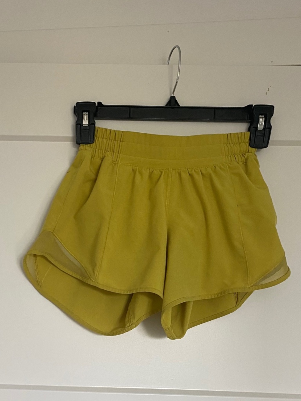 Women’s Lululemon athletica yellow green Hotty hot shorts size 2 tall with liner